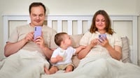 6 Cara Menghindari Distracted Parenting dan Bahayanya Bagi Anak