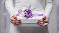 7 Ide Rekomendasi Hampers Kado Pernikahan: Bisa Tiket Bulan Madu