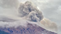 Gunung Kerinci Erupsi, Masyarakat Diimbau Waspada Abu Vulkanis
