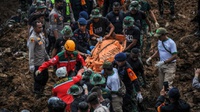 Tim Gabungan Estafet Gotong Jenazah Korban Gempa Cianjur