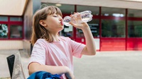Tips Agar Anak Mau Minum Air Putih Sesuai Kebutuhannya