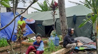 Kehabisan Lahan, Pengungsi Dirikan Tenda Darurat di Kuburan