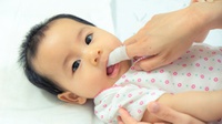 Obat Alami Sariawan pada Bayi: Minyak Kelapa hingga Air Garam