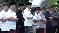 Jokowi dan Ketua MK Salat Iduladha di Istana Yogyakarta