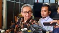 Maqdir Ismail Tiba di Kejagung sambil Bawa Uang Rp27 Miliar