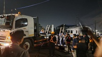 Petugas Evakuasi Gerbong KA Brantas yang Tabrak Truk di Semarang