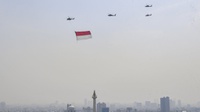 Atraksi Pesawat & Heli di Istana saat Langit DKI Penuh Polusi