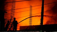 Kebakaran Pabrik Sandal di Jakut, 31 Unit Damkar Dikerahkan