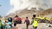 Gunungan Sampah di TPA Putri Cempo Solo Kebakaran