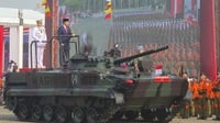 Jokowi Inspeksi Pasukan Upacara HUT TNI Naik Tank Amfibi