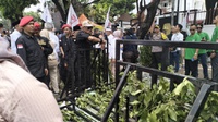 Pagar Besi Rusak saat Relawan Prabowo-Gibran Tinggalkan KPU
