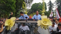 Prabowo-Gibran Naik Mobil Pindad Maung Menuju Kantor KPU RI
