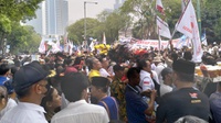 Ribuan Sukarelawan Prabowo-Gibran Padati Area Kantor KPU
