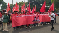 Sejumlah Orang Bawa Banner Simpatisan PDIP Dukung Prabowo-Gibran