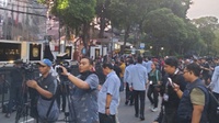 Pendukung Prabowo-Gibran Mulai Berdatangan ke Gedung KPU RI