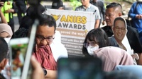 Momen Anies Peluk Warga Kampung Bayam: Ada Waktunya Perubahan