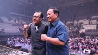 Menhan Prabowo Beri Kejutan untuk Ultah ke-51 Ari Lasso