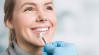 Manfaat dan Efek Samping Veneer Gigi, serta Harganya