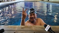 Usai Nyoblos, Prabowo Berenang Sambil Tunggu Hasil Hitung Cepat