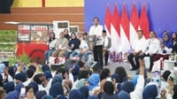 Nasabah Mekaar Ini Dipuji Jokowi karena Disiplin Bayar Angsuran