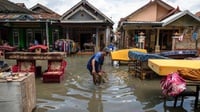 Banjir Berangsur Surut, Warga Demak Mulai Bersih-Bersih