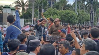 Demo Dukung Hak Angket di Gedung DPR Diwarnai Aksi Lempar Botol