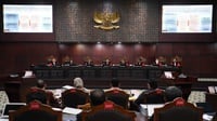 Saksi Ganjar Perlihatkan Beras Bulog Berstiker Prabowo-Gibran