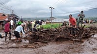 Ruas Jalan Padang Panjang-Bukittinggi Tergenang Banjir Lahar