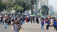 Usai Demo Buruh, 180 Petugas DLH Jakarta Terjun Bersihkan Sampah