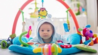 Mengenal Baby Gym, Manfaat, dan Gerakannya untuk Bayi