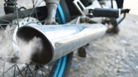 10 Penyebab Motor Ngebul dan Cara Mengatasinya Sendiri