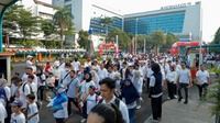 Kemnaker Gelar Jalan Sehat Peringati HUT ke-77 dan HUT RI ke-79