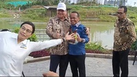 Momen Airlangga Foto Bareng Bahlil usai Mundur dari Ketum Golkar