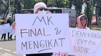 Massa Demo di Depan Gedung MK Tuntut Selamatkan Demokrasi