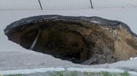 Detik-Detik Turis Jatuh ke Sinkhole Kuala Lumpur, Apa Sebabnya?