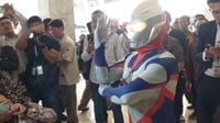 Anggota DPR Jamaludin Hadiri Pelantikan Pakai Kostum Ultraman