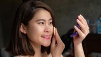 10 Cara Touch Up Makeup agar Tampak Kembali Flawless