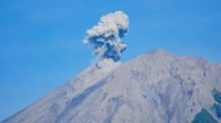 Gunung Semeru Erupsi 4 Kali Kamis Pagi, Letusan Capai 900 Meter