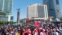 Ratusan Warga Padati Bundaran HI Lepas Jokowi & Sambut Prabowo