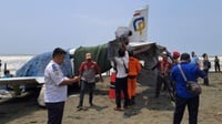 Pesawat Latih Mendarat Darurat di Pantai Cemara Sewu Cilacap