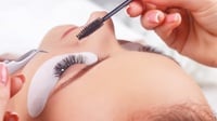 8 Perbedaan Lash Lift dan Eyelash Extension, Lebih Baik Mana?