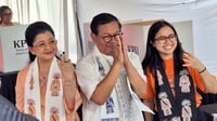 Pramono Anung Nyoblos di TPS 46 Cipete Bersama Istri dan Anak