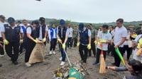 Dilema Musim Hujan: Saat Indahnya Pantai jadi Berhiaskan Sampah