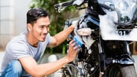 8 Cara Menghilangkan Bekas Stiker di Motor Tanpa Merusak Cat