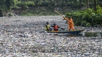 Warna-Warni Limbah Sungai Bukti Lemahnya Penegakan Hukum