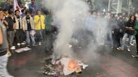 Demo di Jakpus, Mahasiswa Bakar Ban hingga Bendera Gerindra