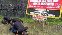 Praperadilan Hasto Ditolak, Eks Kader PDIP Sujud Syukur di KPK