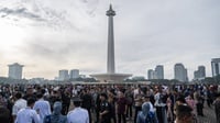 Antusiasme Warga Melihat Kirab Pelantikan Kepala Daerah di Monas