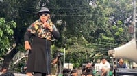 Momen Emak-Emak Berorasi Menggebu di Aksi Indonesia Gelap