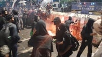 Massa Aksi Indonesia Gelap Lempar Bom Molotov ke Polisi